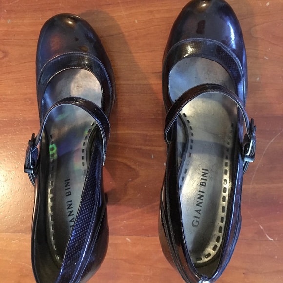 Brown round toe pumps. - Picture 1 of 3